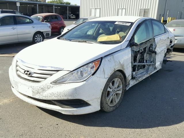 5NPEB4AC8EH909470 - 2014 HYUNDAI SONATA GLS WHITE photo 2