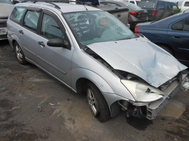 1FAHP3632YW120656 - 2000 FORD FOCUS SILVER photo 1