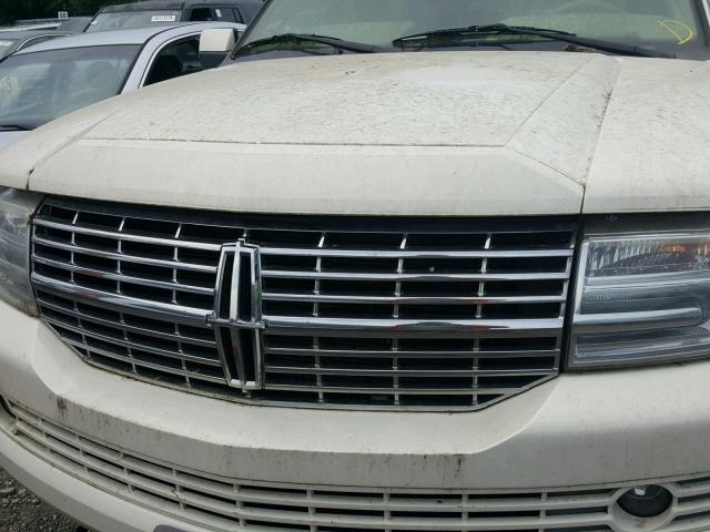 5LMFU28538LJ08934 - 2008 LINCOLN NAVIGATOR Weiß Foto 9