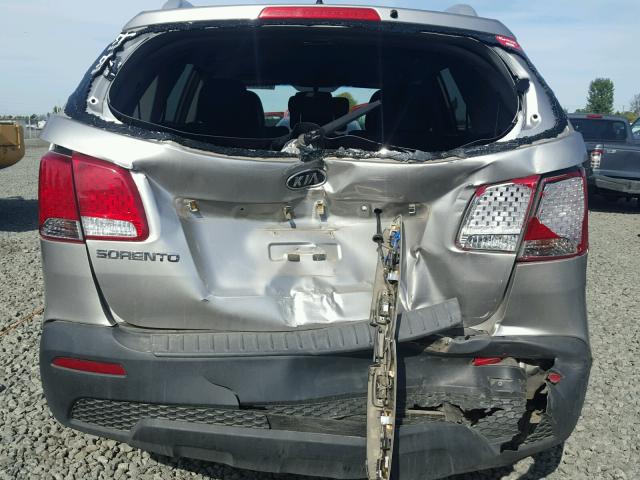 5XYKTDA21DG396950 - 2013 KIA SORENTO SILVER photo 9