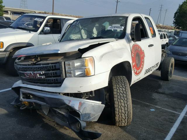 1GD21ZCG9BZ202719 - 2011 GMC SIERRA C25 WHITE photo 2