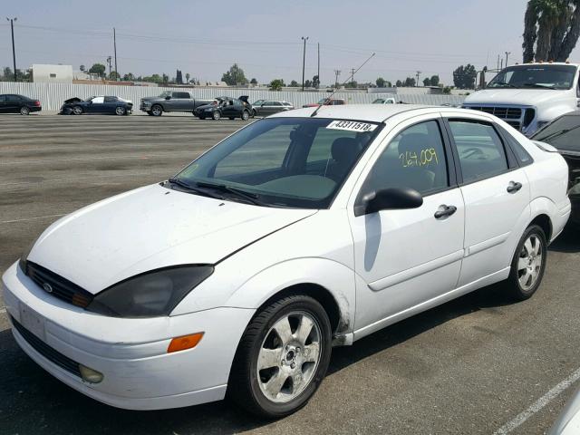 1FAFP38362W111888 - 2002 FORD FOCUS ZTS WHITE photo 2