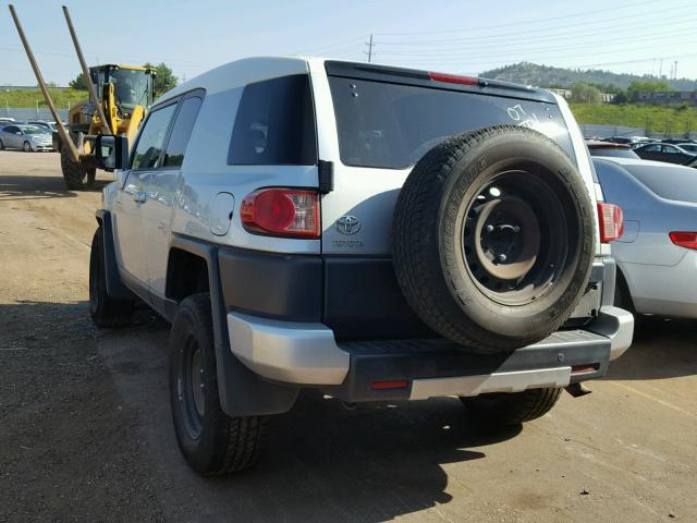 JTEBU11F170078881 - 2007 TOYOTA FJ CRUISER SILVER photo 3