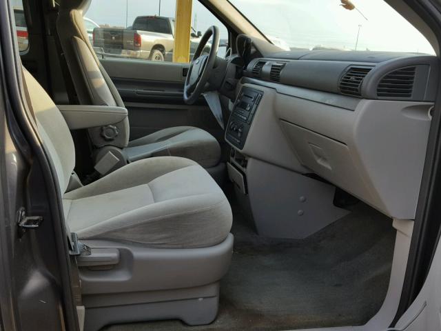 2FMZA57605BA11979 - 2005 FORD FREESTAR S GRAY photo 5