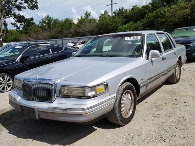 1LNLM83W6SY753841 - 1995 LINCOLN TOWN CAR C SILVER photo 2