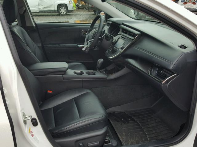 4T1BK1EB7JU273042 - 2018 TOYOTA AVALON XLE WHITE photo 5