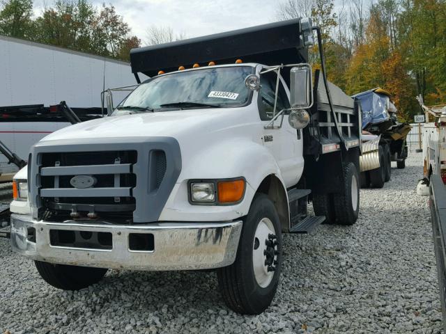 3FRXF76S24V672642 - 2004 FORD F750 WHITE photo 2