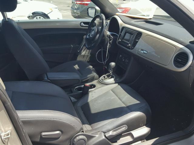 3VW517AT8GM809657 - 2016 VOLKSWAGEN BEETLE S/S 棕色 照片 5