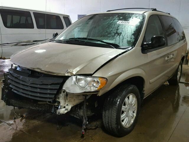 2A4GP54L17R268741 - 2007 CHRYSLER TOWN & COU GOLD photo 2