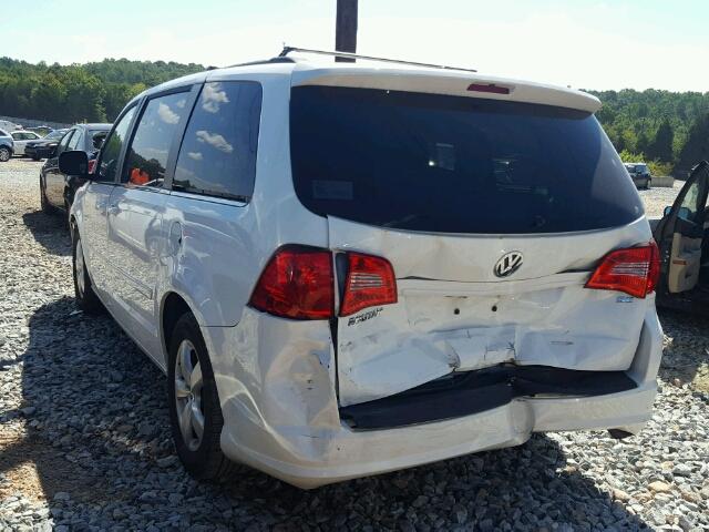 2V4RW3DG7BR691153 - 2011 VOLKSWAGEN ROUTAN SE WHITE photo 3