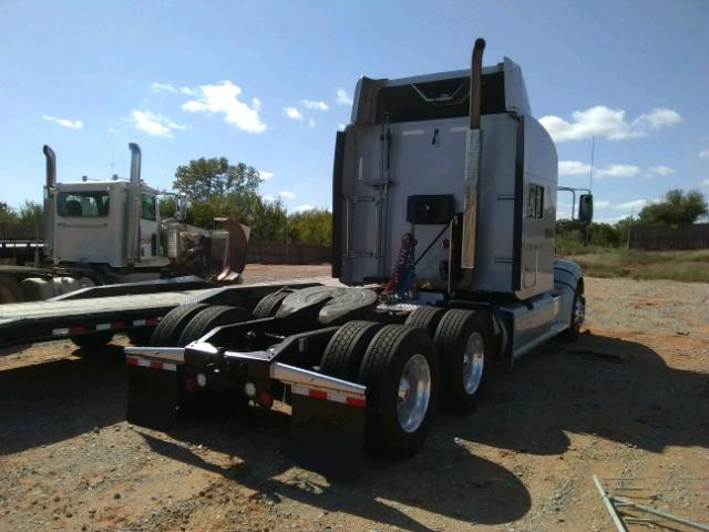 1XPHD49X0CD155996 - 2012 PETERBILT 386 SILVER photo 4