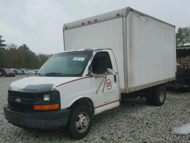 1GBJG31U341169257 - 2004 CHEVROLET EXPRESS G3 WHITE photo 2