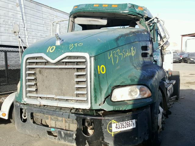 1M1AW01X6BM002376 - 2011 MACK 600 CXU600 GREEN photo 2