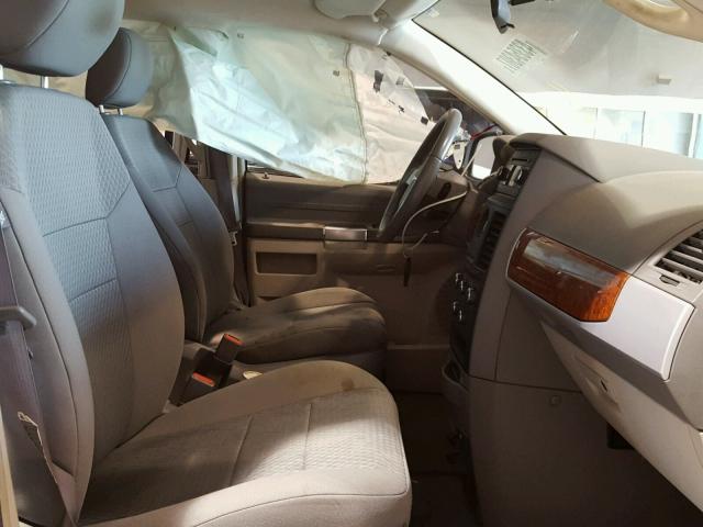 2A8HR54P98R760533 - 2008 CHRYSLER TOWN & COU SILVER photo 5