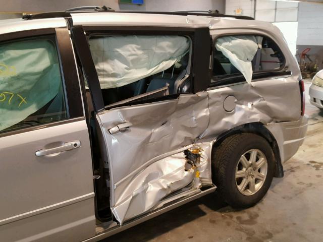 2A8HR54P98R760533 - 2008 CHRYSLER TOWN & COU SILVER photo 9