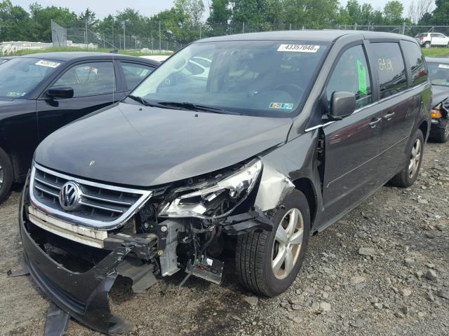 2V4RW3D13AR250758 - 2010 VOLKSWAGEN ROUTAN SE GRAY photo 2