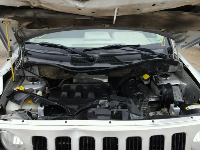 1J8FT28W68D775678 - 2008 JEEP PATRIOT SP SILVER photo 7