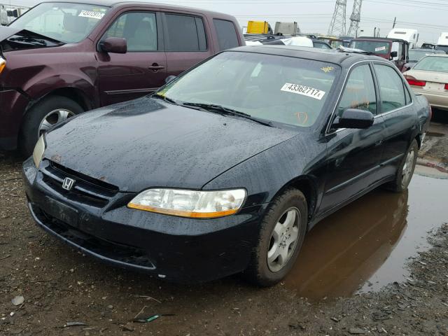 1HGCG1659WA010516 - 1998 HONDA ACCORD BLACK photo 2