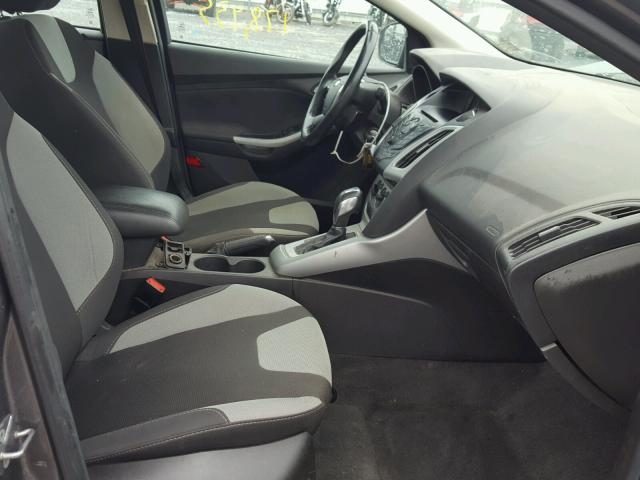 1FAHP3F25CL434285 - 2012 FORD FOCUS SE GRAY photo 5