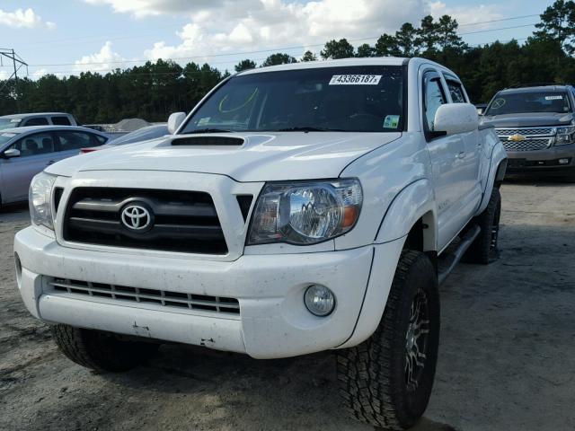 3TMJU62NX8M052572 - 2008 TOYOTA TACOMA DOU WHITE photo 2