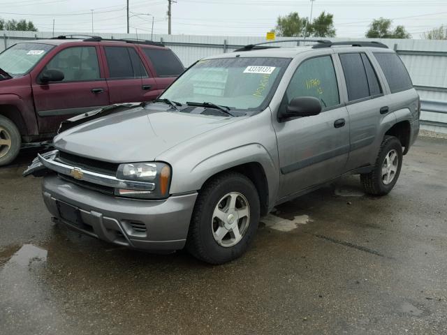 1GNDT13S152225445 - 2005 CHEVROLET TRAILBLAZE GRAY photo 2