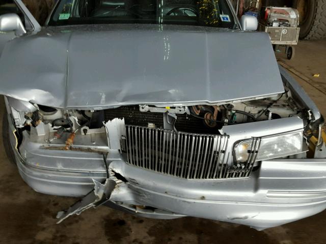 1LNLM81W8VY670256 - 1997 LINCOLN TOWN CAR E GRAY photo 9