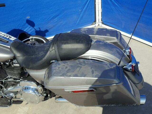 1HD1KHC1XHB615879 - 2017 HARLEY-DAVIDSON FLTRX SILVER photo 6