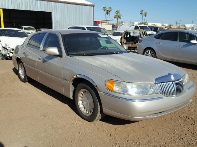 1LNFM81W0WY617016 - 1998 LINCOLN TOWN CAR E GOLD photo 1