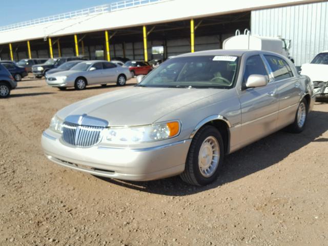 1LNFM81W0WY617016 - 1998 LINCOLN TOWN CAR E GOLD photo 2