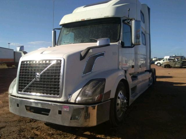 4V4NC9EJ89N276398 - 2009 VOLVO VN WHITE photo 2