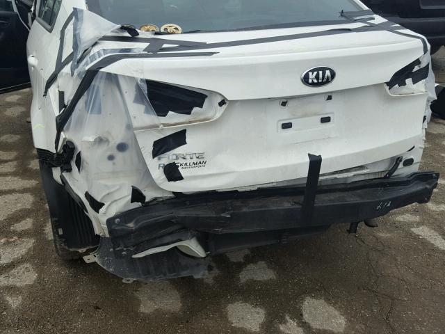 KNAFK4A69G5476563 - 2016 KIA FORTE LX WHITE photo 9