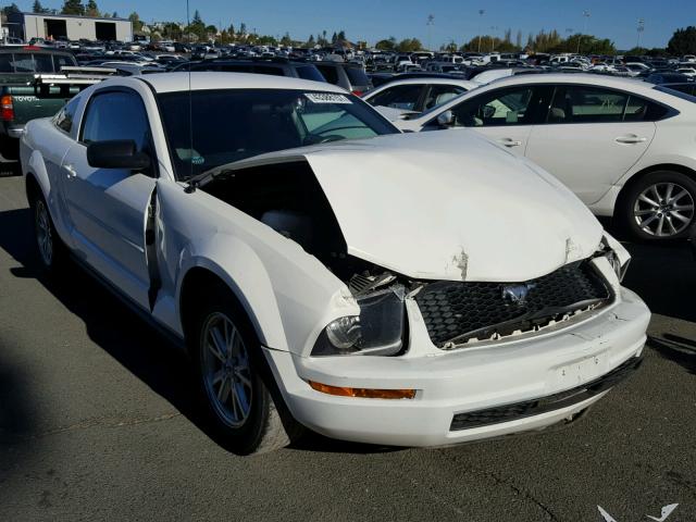 1ZVFT80N875330782 - 2007 FORD MUSTANG WHITE photo 1