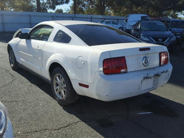 1ZVFT80N875330782 - 2007 FORD MUSTANG WHITE photo 3