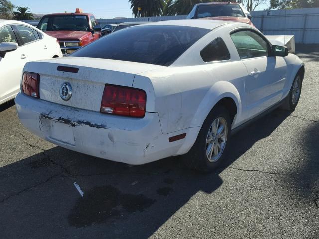 1ZVFT80N875330782 - 2007 FORD MUSTANG WHITE photo 4