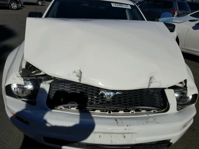 1ZVFT80N875330782 - 2007 FORD MUSTANG WHITE photo 7
