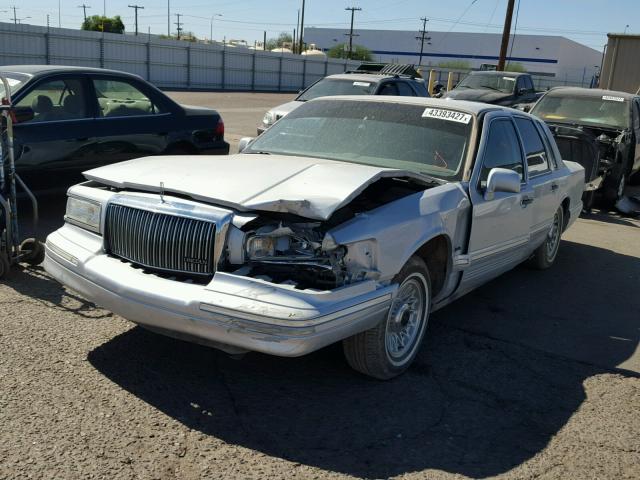 1LNLM81W1VY757352 - 1997 LINCOLN TOWN CAR E SILVER photo 2