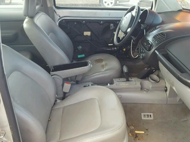 3VWCA21CXYM423057 - 2000 VOLKSWAGEN NEW BEETLE 银色 照片 5