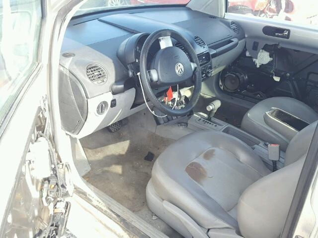 3VWCA21CXYM423057 - 2000 VOLKSWAGEN NEW BEETLE 银色 照片 9