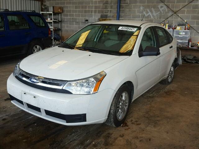 1FAHP3FN0BW167564 - 2011 FORD FOCUS WHITE photo 2