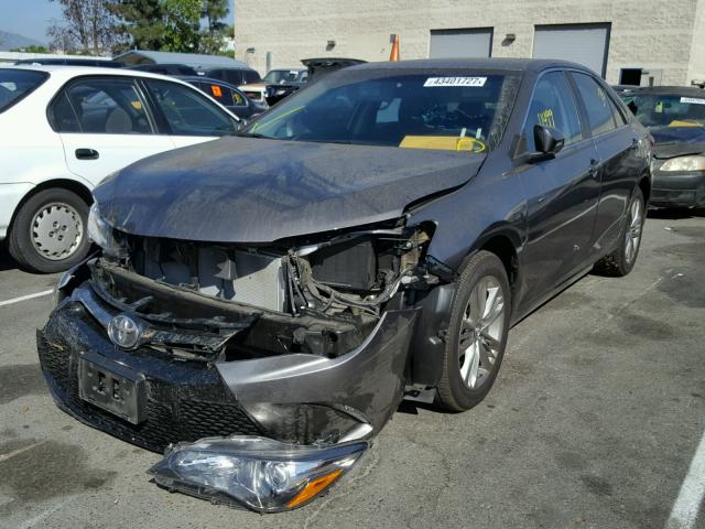 4T1BF1FK7HU330272 - 2017 TOYOTA CAMRY LE 石墨色 照片 2