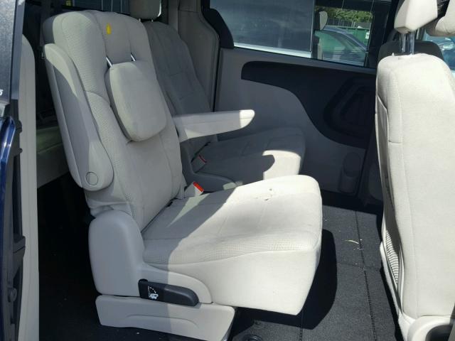 2C4RC1BG6DR667794 - 2013 CHRYSLER TOWN & COU BLUE photo 6