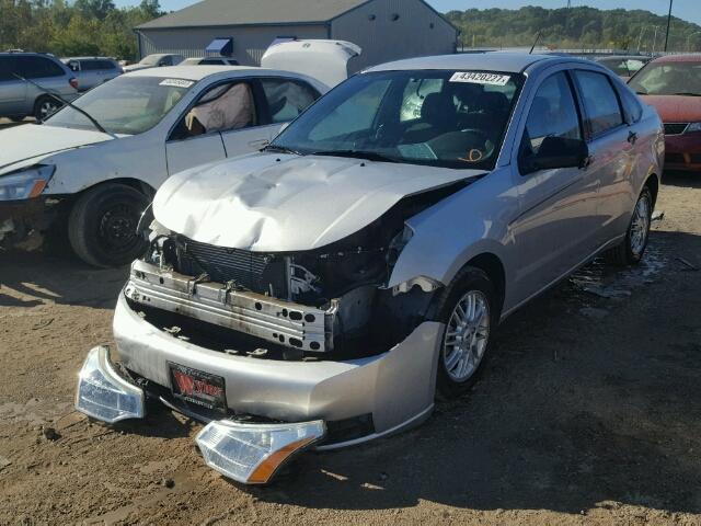 1FAHP35N39W225128 - 2009 FORD FOCUS SILVER photo 2