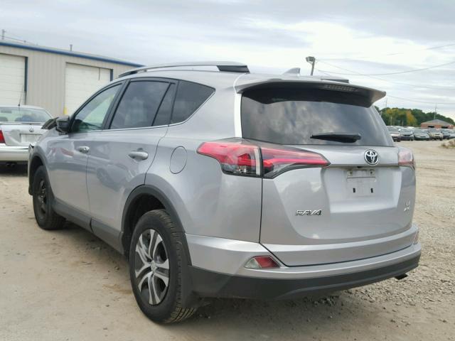 2T3BFREVXHW544898 - 2017 TOYOTA RAV4 银色 照片 3