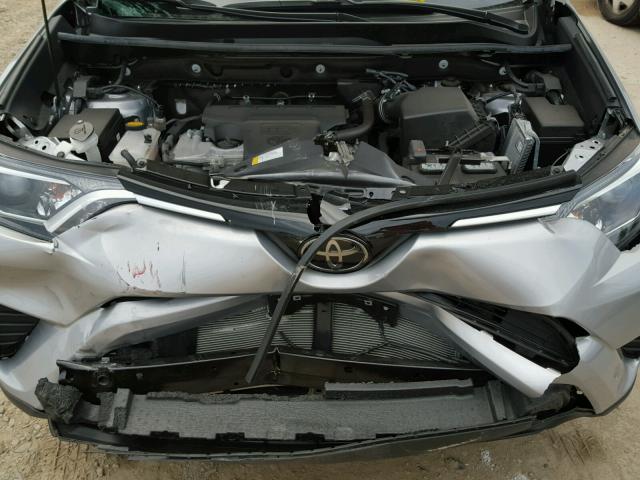 2T3BFREVXHW544898 - 2017 TOYOTA RAV4 银色 照片 7