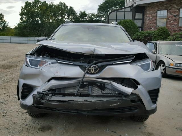 2T3BFREVXHW544898 - 2017 TOYOTA RAV4 银色 照片 9