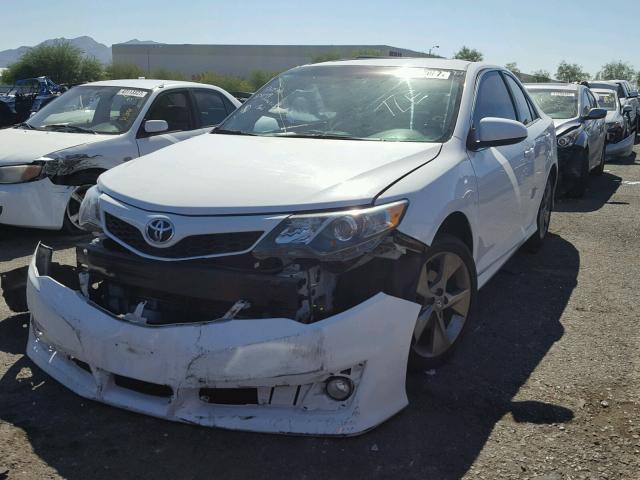 4T1BK1FK5DU023155 - 2013 TOYOTA CAMRY SE WHITE photo 2