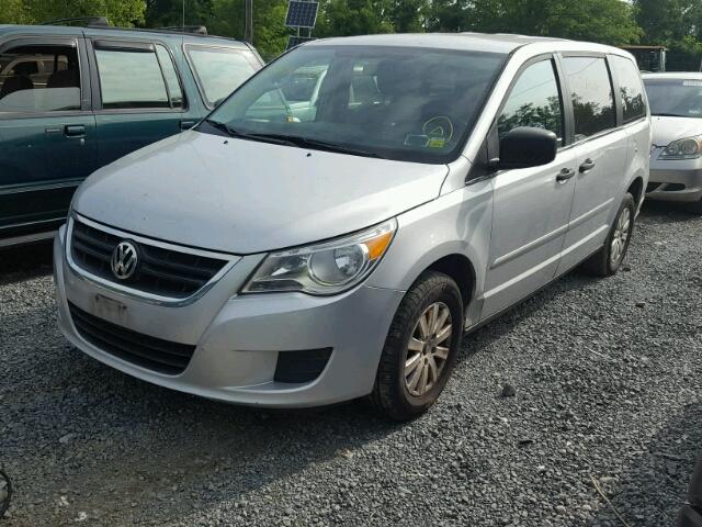 2V8HW44139R544043 - 2009 VOLKSWAGEN ROUTAN S SILVER photo 2