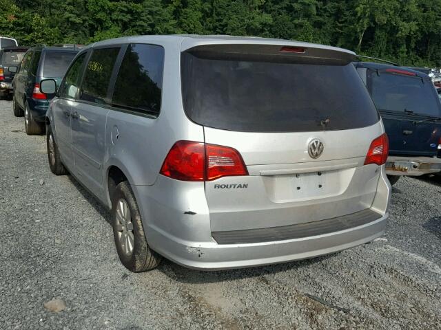 2V8HW44139R544043 - 2009 VOLKSWAGEN ROUTAN S SILVER photo 3