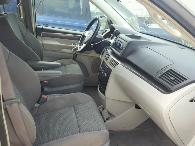 2V8HW44139R544043 - 2009 VOLKSWAGEN ROUTAN S SILVER photo 5