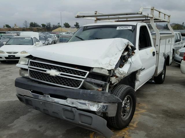 1GBHC24U65E115591 - 2005 CHEVROLET SILVERADO WHITE photo 2